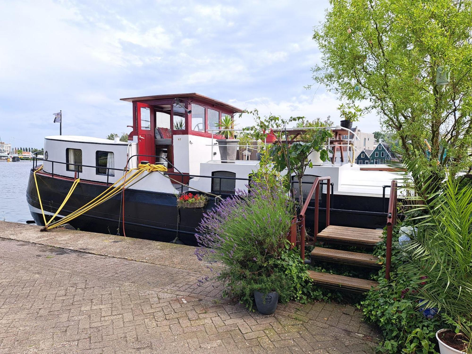 B&B Teddy "Prachtig Authentiek Woonschip Uit 1912, 15 Minuten Van Amsterdam" Wormer Exterior photo
