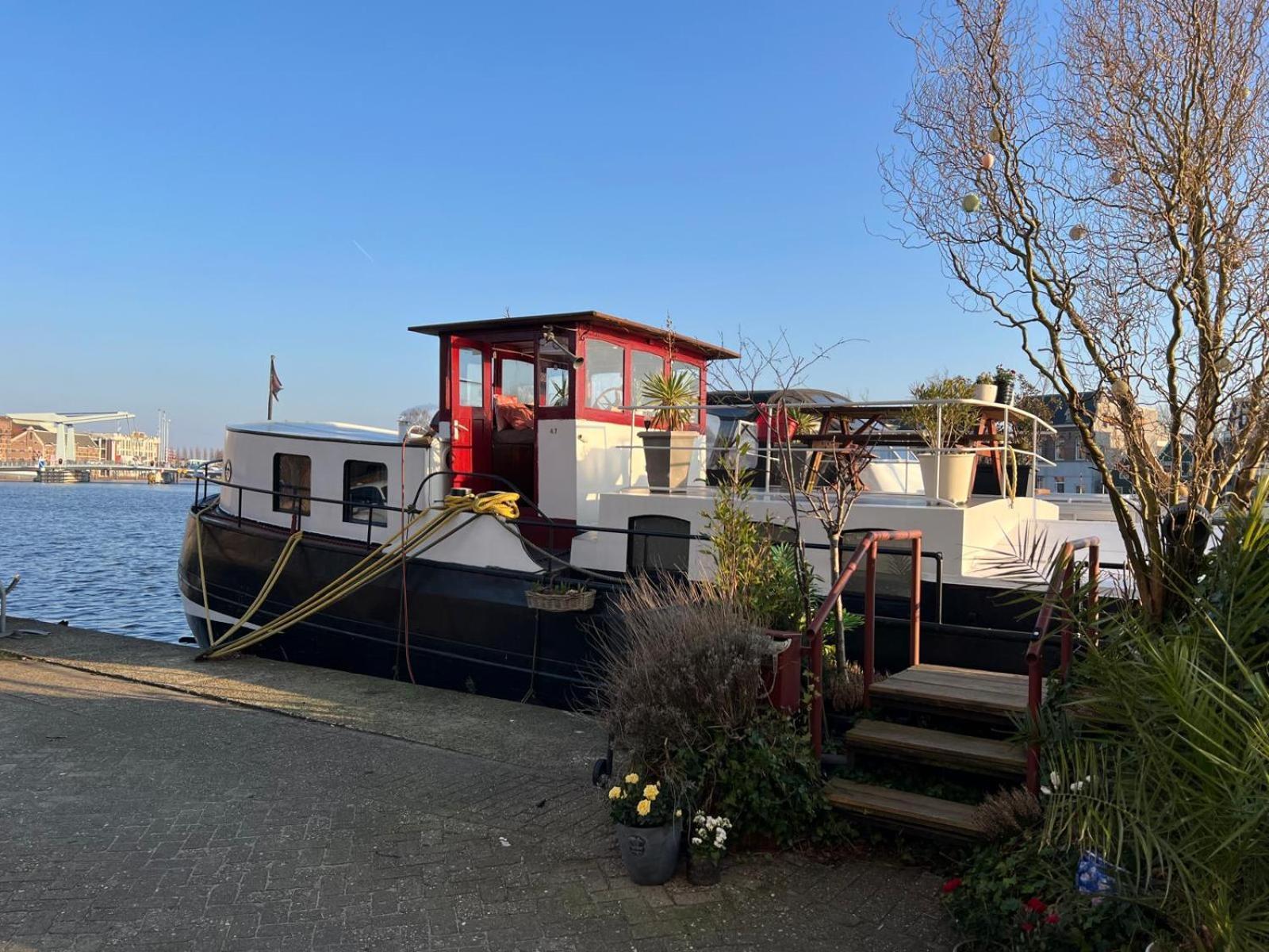 B&B Teddy "Prachtig Authentiek Woonschip Uit 1912, 15 Minuten Van Amsterdam" Wormer Exterior photo