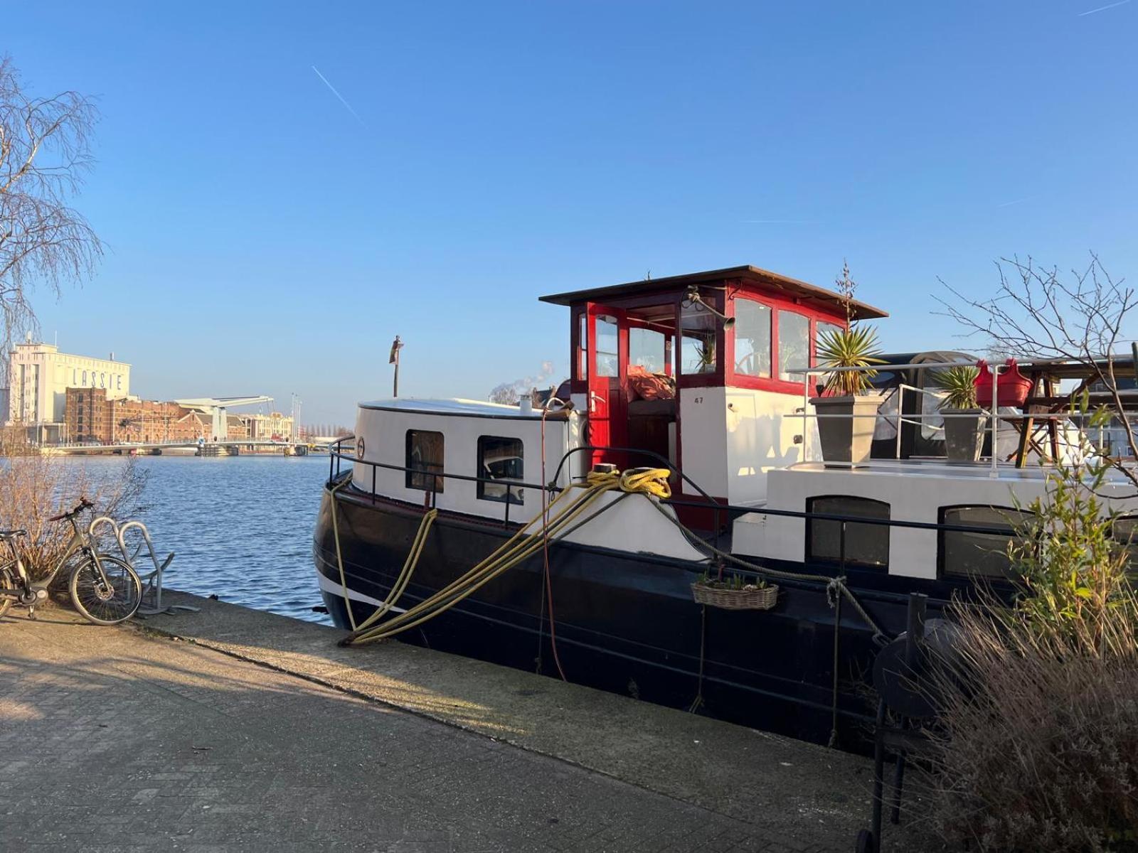 B&B Teddy "Prachtig Authentiek Woonschip Uit 1912, 15 Minuten Van Amsterdam" Wormer Exterior photo