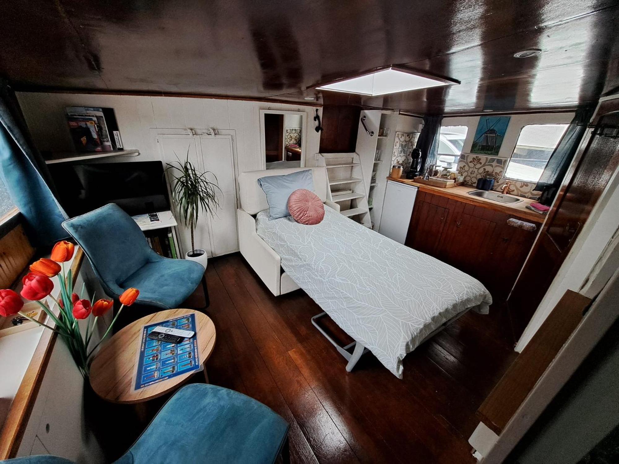 B&B Teddy "Prachtig Authentiek Woonschip Uit 1912, 15 Minuten Van Amsterdam" Wormer Exterior photo