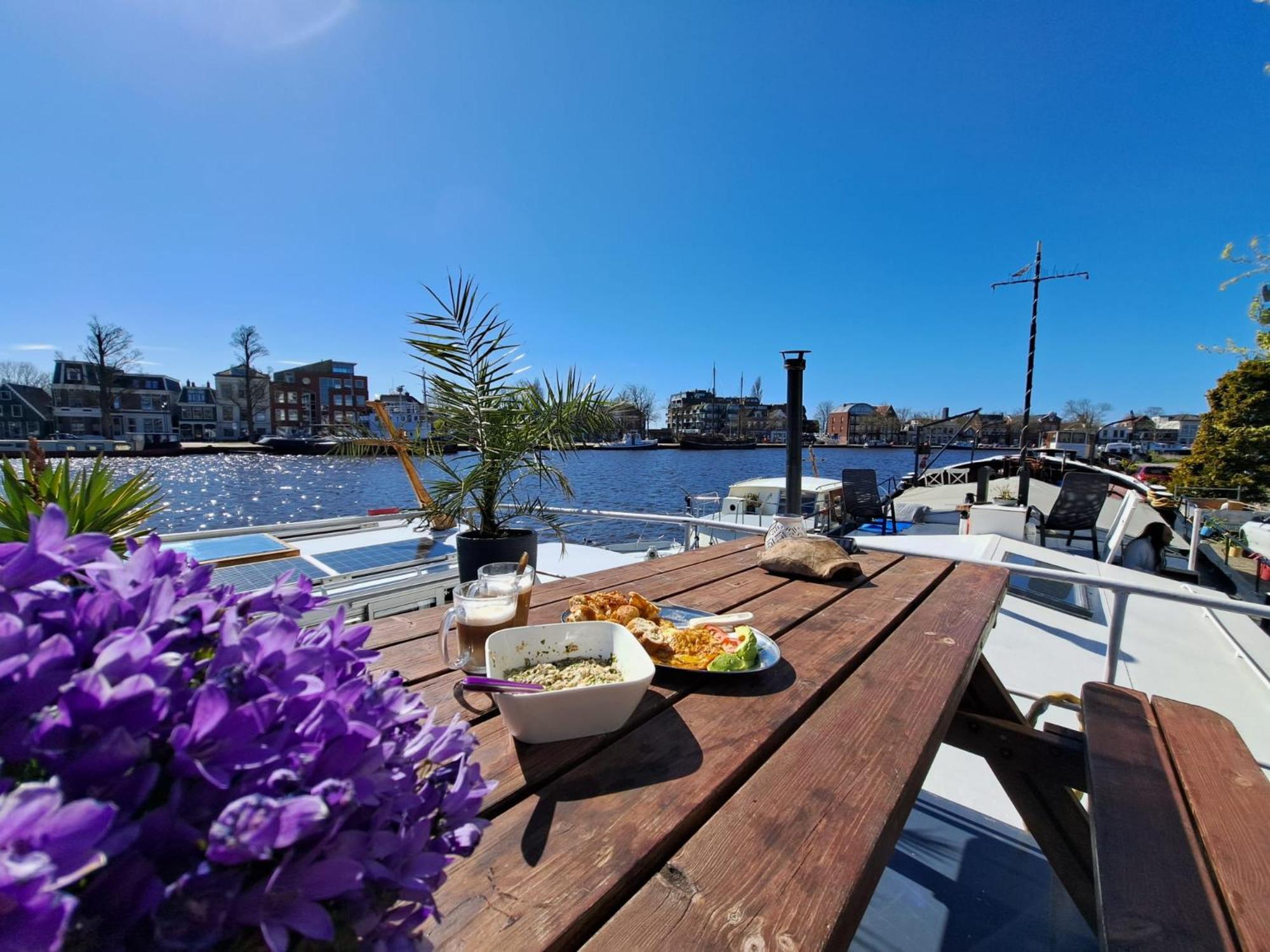 B&B Teddy "Prachtig Authentiek Woonschip Uit 1912, 15 Minuten Van Amsterdam" Wormer Exterior photo
